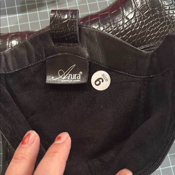 Black Heeled Boots with Croc Texture and Pointed Toe - Picture 5 of 6